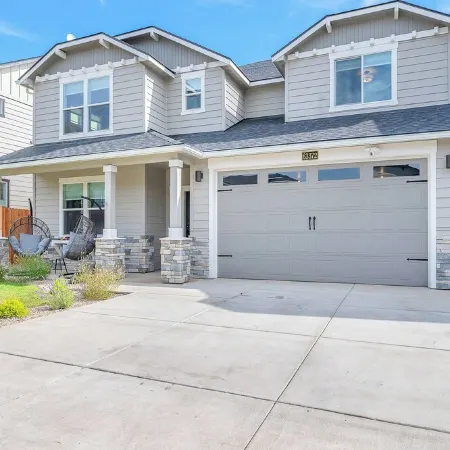 Bend Luxury • Hot Tub • Game Room • Near Downtown