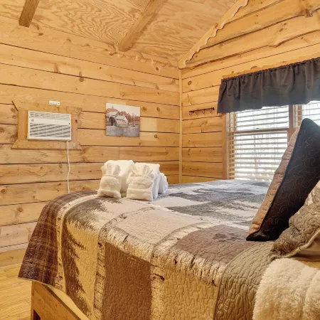 Secluded Family Retreat in Dahlonega w/ Hot Tub!