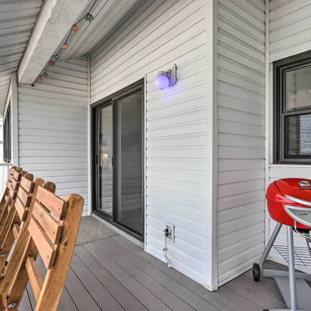 1 Mi to Dining! Lakeside Group Getaway in Ozarks