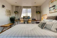 Walk to Empower Field: Townhome w/ Hot Tub! - Bungalows