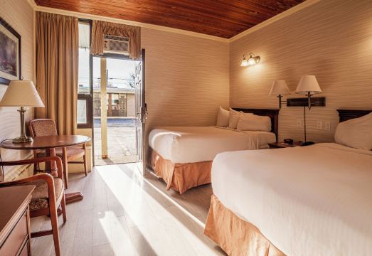 더 거브노어 인