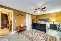 Tasteful Unit w/ Pool Table: 7 Mi to Lake Altoona!