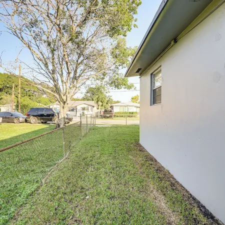 Walk to Shops, Dining & Casino: Dania Beach Home