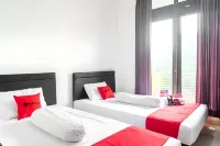 RedDoorz Syariah Near Grand Galaxy Park