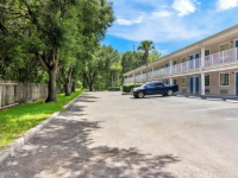 ホームステイ イン & スイーツ マックレニーのホテル