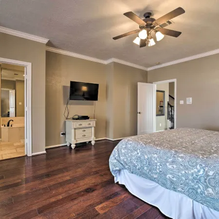 Waterfront Lake Conroe Getaway w/ Multiple Decks!