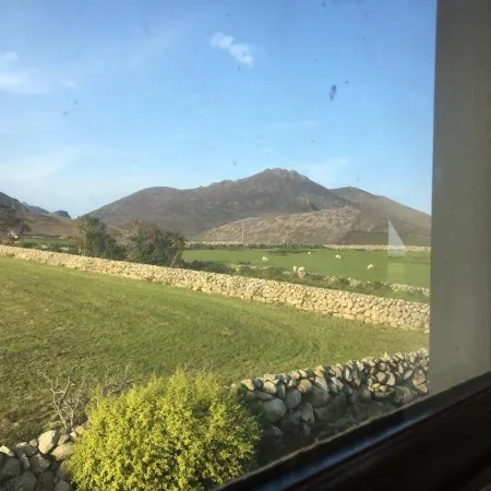 Sea & Mountain View-garden-wi-fi-parking- Sleeps 4