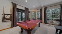 Sparrow by AvantStay Modern Mountain Retreat w Hot Tub Pool Table Games
