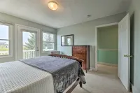 Bright Manistee Condo w/ Beach + Pool Access! - مطابخ