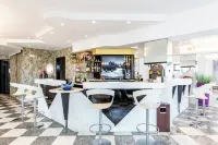 Hotel Baltic Riccione-Fronte Mare - بار