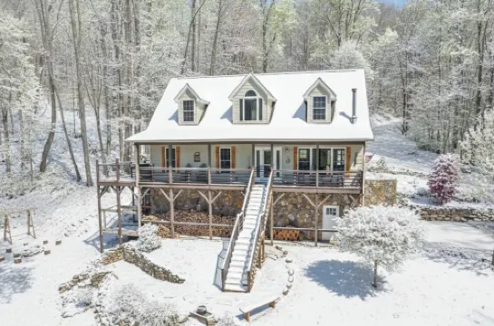 The Big Chill – Hot Tub/Waterfalls/Scenic Views/Fire Pit