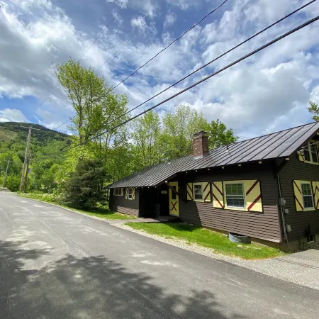 23sr Traditional Austrian Chalet at the Base of Cannon Ski Area in Franconia Notch