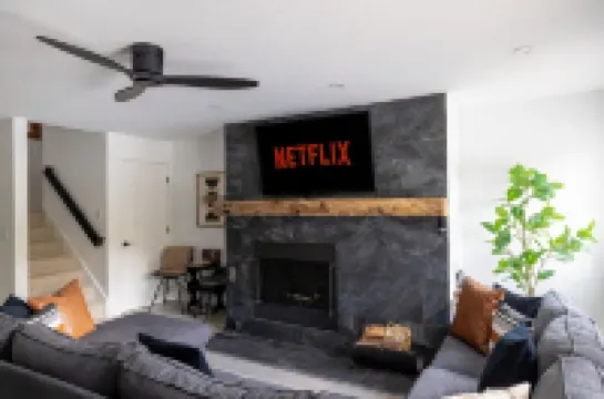 Modern Mount Snow Gnarvana - Walk to Lodge & Lifts, Balcony, Loft