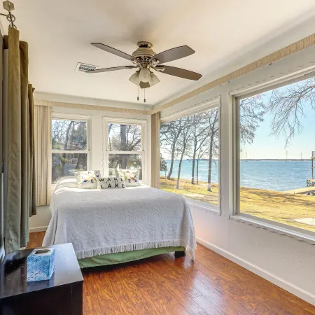 Hot Tub + Deck: Waterfront Lake Limestone Escape!