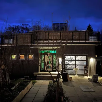 Perfect location! Downtown Beach & Ski Pad w/hot tub in the heart of Sandpoint.
