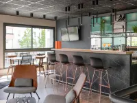 宜必思安納西 Cran Gevrier 飯店（2020 年 7 月開業） - 酒吧