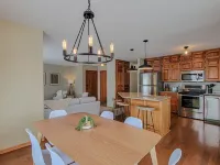 Breezy Hills - Unit 2; Lake Bemidji, King Bed, Kayaks, PB Trail Private Access