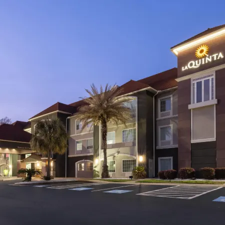 La Quinta Inn & Suites by Wyndham Savannah Airport - Pooler Отели в г. Пулер