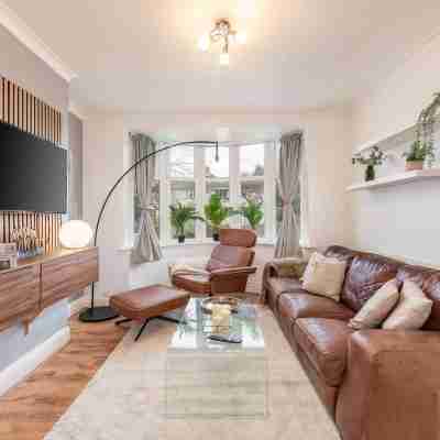 Charming 3-Bedroom Wolverhampton Home with Private Hot Tub Rooms