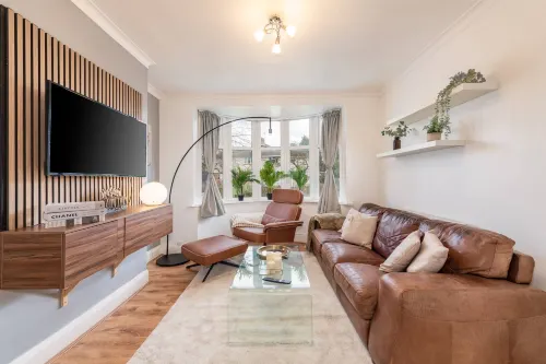 Charming 3-Bedroom Wolverhampton Home with Private Hot Tub - Kylpyammeita