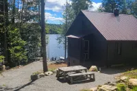 Private Dock & Beach! Lakefront, Fire-pit, Boats - Wifi