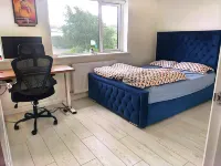Spacious Double Room with Garden & Parking – Suitable for male or Couple - chambre d’hôtes