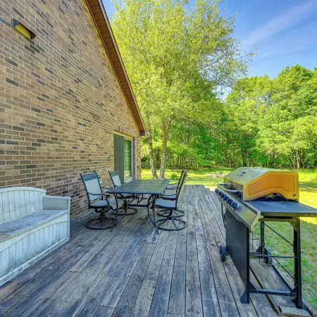 Wooded Applegate Retreat w/ Private Trail Access