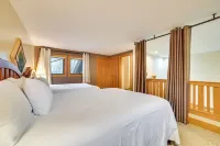 Slopeside Boyne Mtn Resort Condo w/ Deck! - 4 stjerner