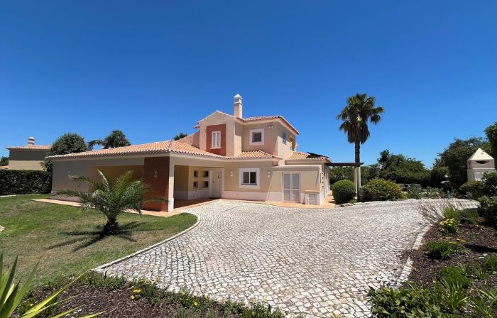 Large Detached Three Bedroom Villa with Heated Infinity Pool and BBQ Area.