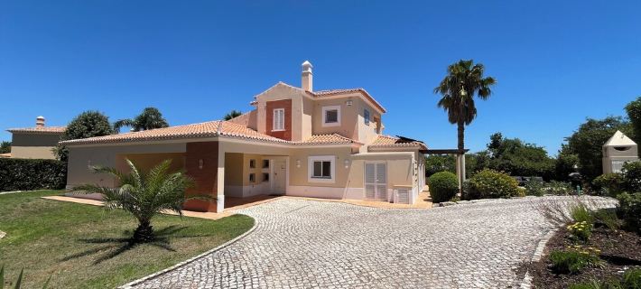 Large Detached Three Bedroom Villa with Heated Infinity Pool and BBQ Area. エストンバルのホテル