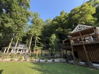 The Red Dog Chalet Couples Retreat w/ Hot Tub - Chalets