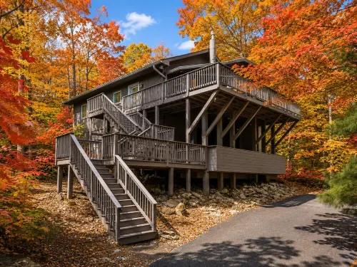 Mid‑Century Retreat • Near Breweries • Sleeps 12 - シャレー
