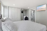 Lookout Tiny Home Near Marina, Dock Access & Dining - Homestays