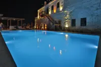 ShoeString Cave Hotel - Pools