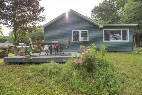 Deck & Stunning Views! Family Getaway in Hamilton - 2-Star