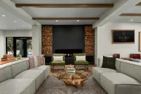 The Inelle, Oakhurst Yosemite, a Tribute Portfolio Hotel - parking