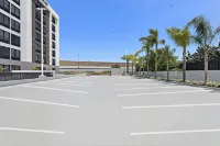 Hampton Inn by Hilton Los Angeles Airport - Parking