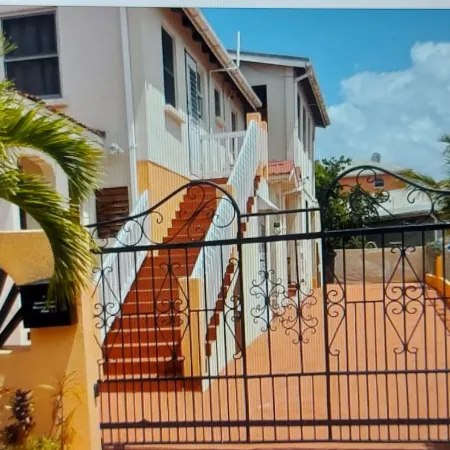 Tropical Apartment with private patio, Walk to Beaches, Shops and Cafes