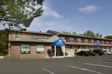 Canadas Best Value Inn Richmond Hill Отели рядом с достопримечательностью «Орора Коммьюнити Арборетум»