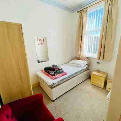 Lyndene Holiday Apartments Rooms