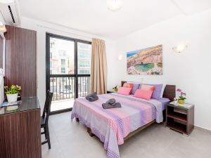 GetawaysMalta - Harbour Lights Seafront Penthouse with Terrace St Paul's Bay