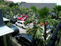 Clover Homestay - parking