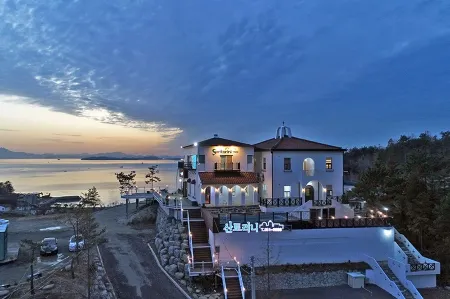 Yeosu Santorini Pension (Sunset View) Отели рядом с достопримечательностью «Aeyangwon History Hall»