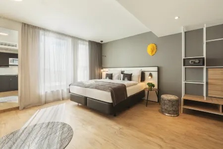 Holiday Inn - the niu, LEO NUREMBERG