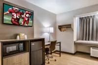 Red Roof PLUS+ & Suites Savannah - I-95 - parkir