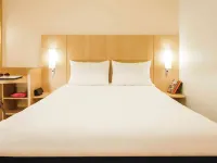 Ibis Versailles Château
