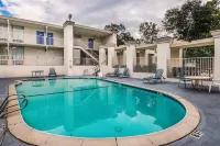 Motel 6 Cleveland, TX - parking
