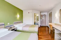Super 8 by Wyndham Aurora East - Pools