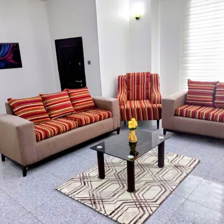 Lovely 2-Bedroom Serviced Apartment with a Balcony Отели рядом с достопримечательностью «Терминал аэропорта Абуджа Ннамди Азикиве»