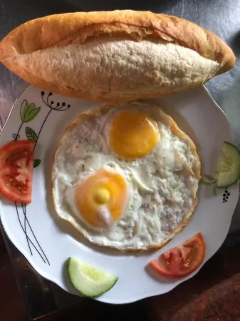 Nha Lan Homestay Отели рядом с достопримечательностью «Statue of Alexandre Yersin‎»